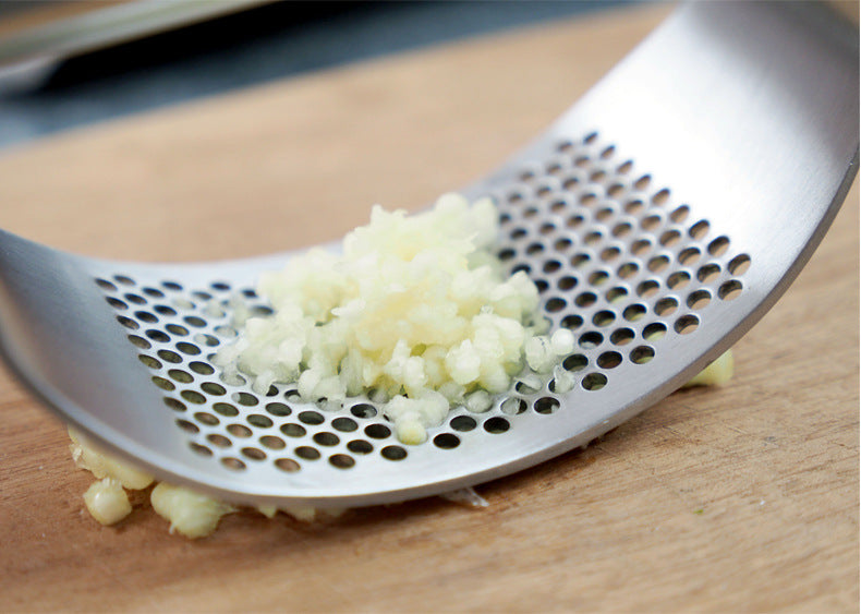 Garlic Press Rocker, Professional Kitchen Gadgets Stainless Steel Garlic Mincer Crusher Garlic Chopper with Ergonomic Handle, Silicone Garlic Peeler
