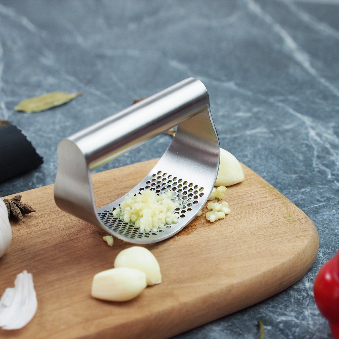 Garlic Press Rocker, Professional Kitchen Gadgets Stainless Steel Garlic Mincer Crusher Garlic Chopper with Ergonomic Handle, Silicone Garlic Peeler